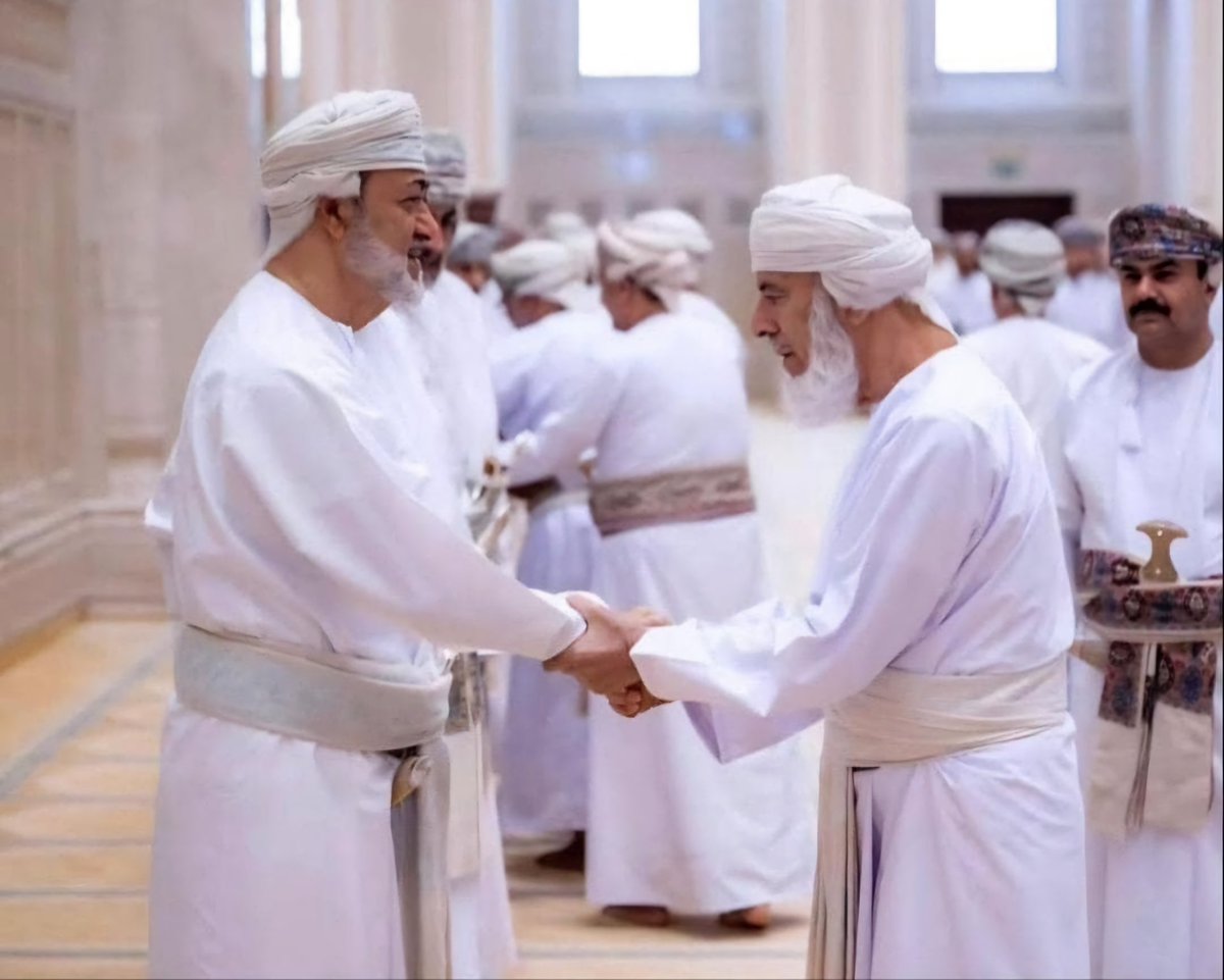 alhinai1000's tweet photo. الشيخ محمد بن عبدالله بن زاهر الهنائي مصافحا حضرة صاحب الجلالة السلطان هيثم بن طارق المعظم حفظه الله بعد صلاة العيد.. https://t.co/79fAHynwQn