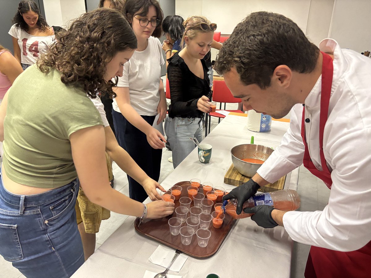idiomasuva's tweet image. La mejor clase de cocina para el verano: refrescante gazpacho de sandía 🍉 y un delicioso tartar salmón, recetas para nuestros estudiantes de español, del genial chef Carlos Ruiz. 🍴😋 #SpanishinValladolid