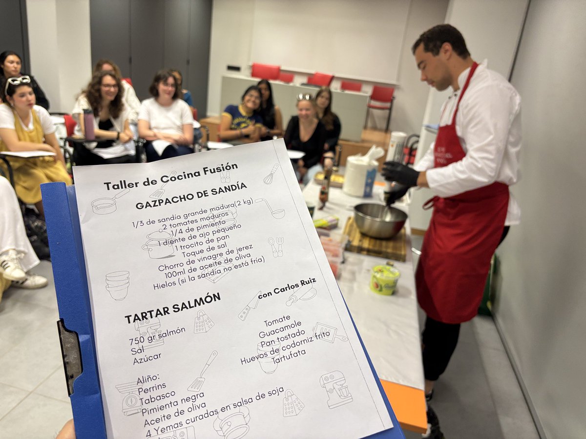 idiomasuva's tweet image. La mejor clase de cocina para el verano: refrescante gazpacho de sandía 🍉 y un delicioso tartar salmón, recetas para nuestros estudiantes de español, del genial chef Carlos Ruiz. 🍴😋 #SpanishinValladolid