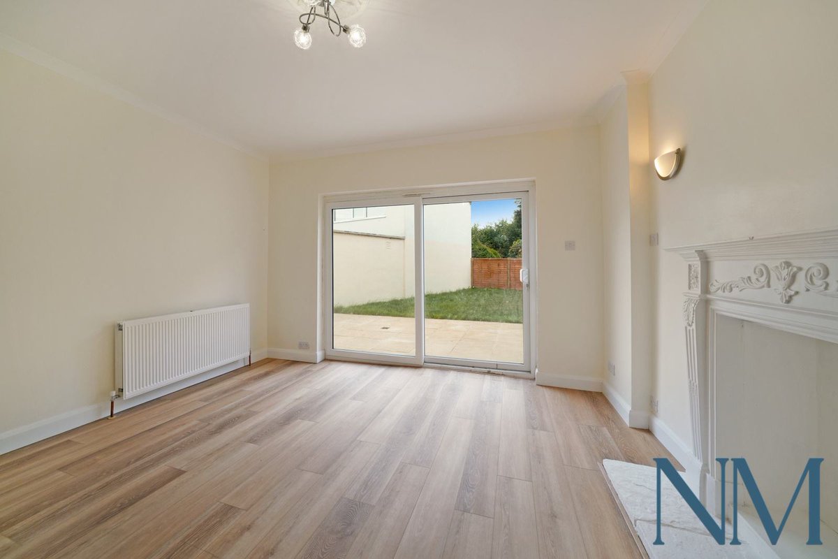 NewMoveProperty's tweet image. Discover this Edwardian 3-bedroom garden flat, recently listed by Symone of New Move. Located in Croydon, it blends charming period features with modern renovations.
bit.ly/4kTQLOP

#EdwardianFlat #GardenFlat #CroydonHomes #NewMove