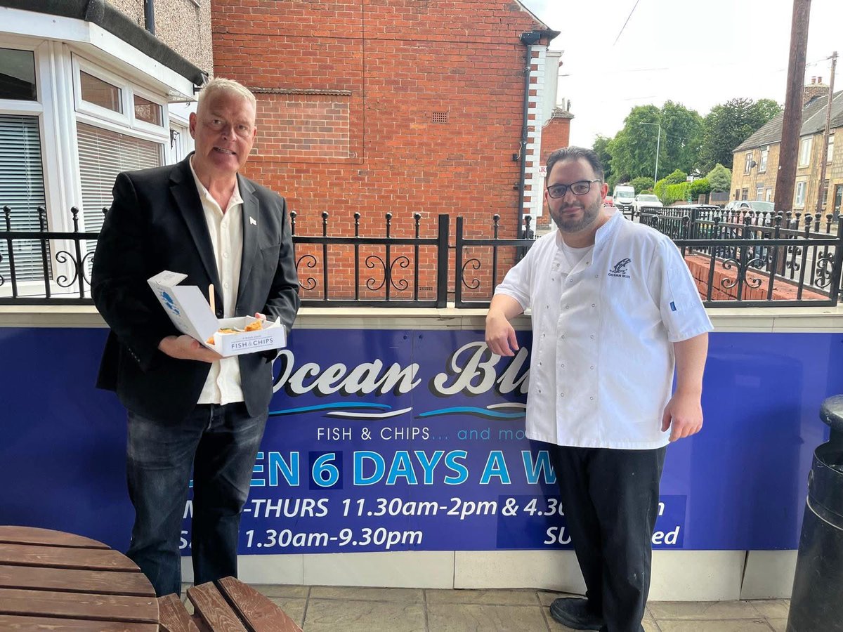 ReformDaily_'s tweet photo. 🐟🍟 National Fish & Chip Day!
Today Lee Anderson visited the bustling Ocean Blue on Kirkby Road, Sutton in Ashfield. “It was great to meet Panni & enjoy some delicious fish and chips.”
A true British classic! 🇬🇧
#FishAndChipDay #ReformUK #SupportLocal https://t.co/qvJjbZGqD5