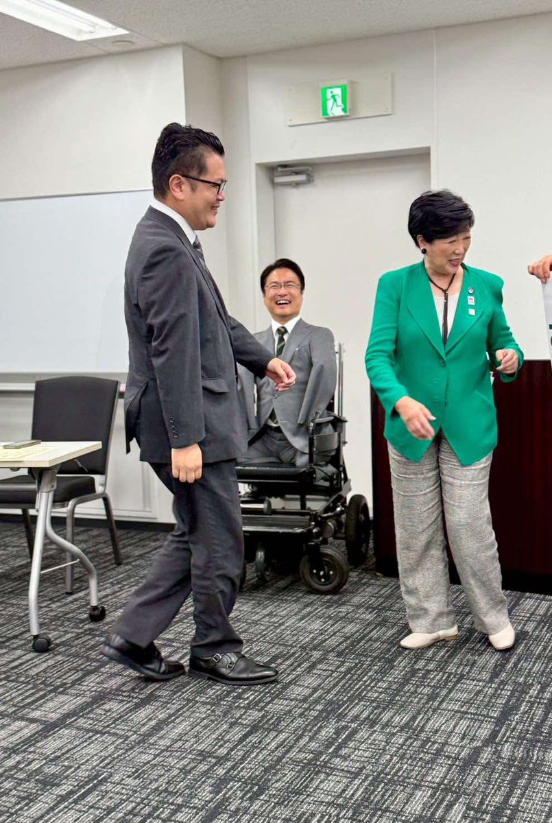 小池百合子特別顧問からタスキを受け取る新人達。その際に、司会をし