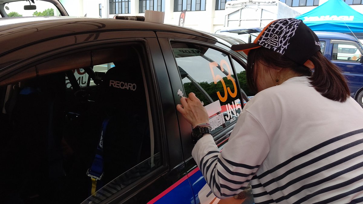 FORVIA日産自動車大学校マーチ
チーム監督お手づからステッカーを貼ってもらいます
ありがとう❗️監督🎵
#FORVIA #日産京都自動車大学校  #自動車競技部  #全日本ラリー  #モントレー2025