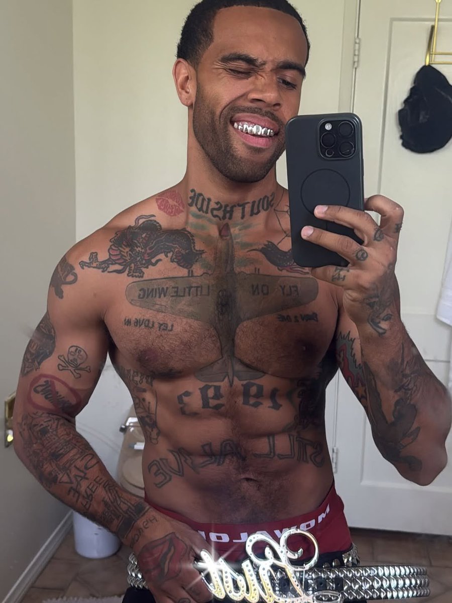 VicMensa's tweet photo. 32 &amp; shining https://t.co/8YYWBuPj7f