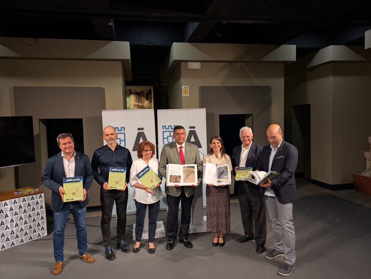 El libro ‘Las libélulas en la provincia de #Ávila’, editado por la Diputación, pone de manifiesto la riqueza de nuestra tierra. 
Obra de cuatro autores, entre ellos nuestro querido Tomás Santamaría, fallecido poco antes de terminar la edición, al que han dedicado esta publicación