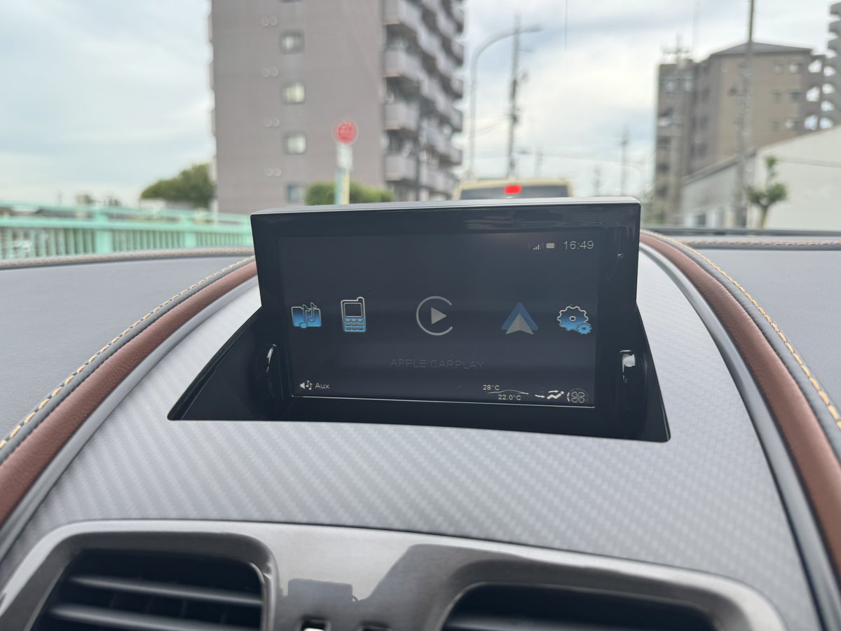 CarPlay繋がらないんだけど…
使い方教えてください！
ディーラーでは古めのiPhoneならいけるって聞きました