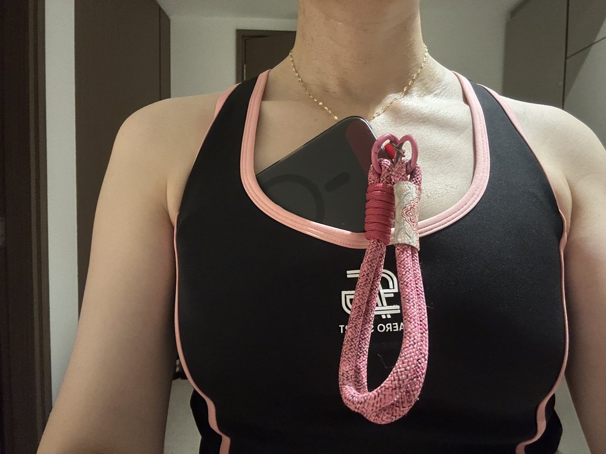 dirtysweety3's tweet photo. 哎呀，还有空间，仍需努力 #反差婊的生活日常 #反差婊 #胸沟 #胸肌 https://t.co/HgQDa5uHaW