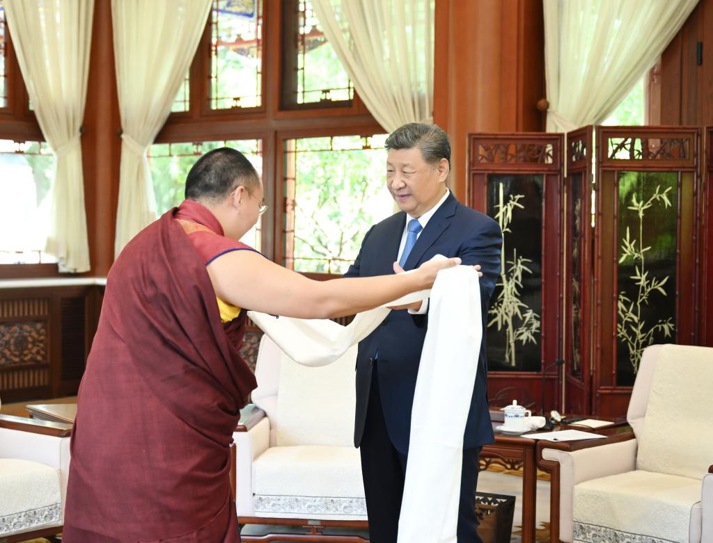 【習近平接受班禪額爾德尼·確吉傑布拜見】中共中央總書記、國家主席、中央軍委主席習近平6日在中南海接受班禪額爾德尼·確吉傑布拜見。習近平勉勵他以十世班禪大師為楷模，努力成為佛學造詣精深、受僧俗信眾愛戴的藏傳佛教活佛，在促進民族團結、宗教和順、西藏穩定發展進步中作出更大貢獻。