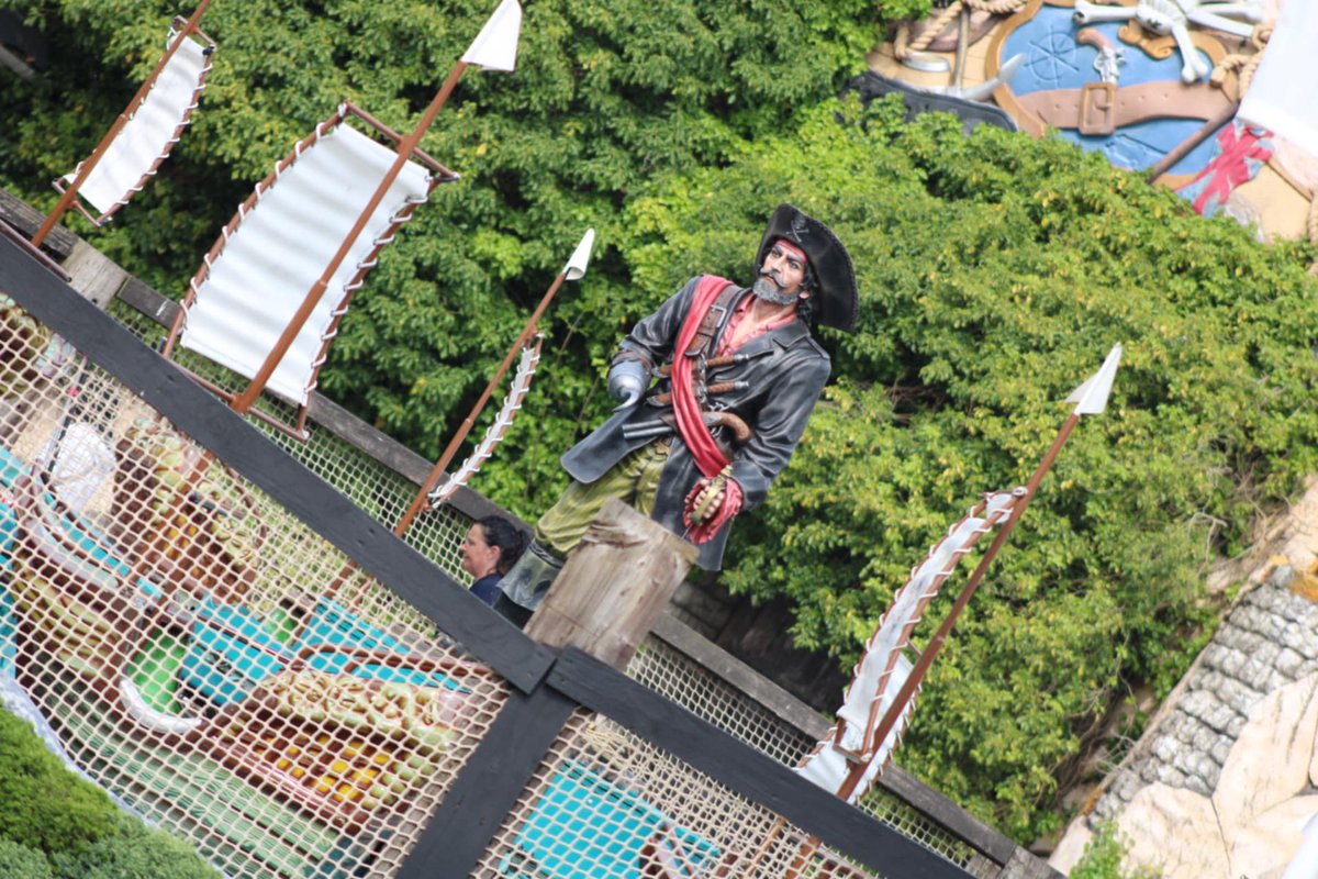 DraytonTalk's tweet photo. Pirates wait on the shores until they take to the sea!
Are you a fan of the Jolly Buccaneer? Watch out for those stormy seas!
#DraytonManor #JollyBuccaneer #Pirates #Boat #Ride #PirateAdventure #FamilyFun #FamilyRide #KidsRide #Themed #UkDaysOut #DraytonTalk #Theme https://t.co/Sv1cADO4Ld