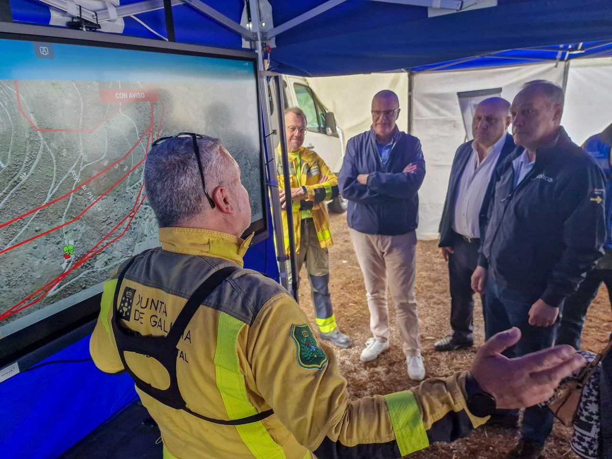 No día de hoxe levouse a cabo un simulacro de incendio forestal nivel 2, no concello de Arbo.

❓ Este nivel implica que o incendio ameaza a núcleos de poboación.

Activouse o #PEIFOGA e testáronse os protocolos correspondentes.

🔗 xunta.gal/notas-de-prens…

#112Galicia