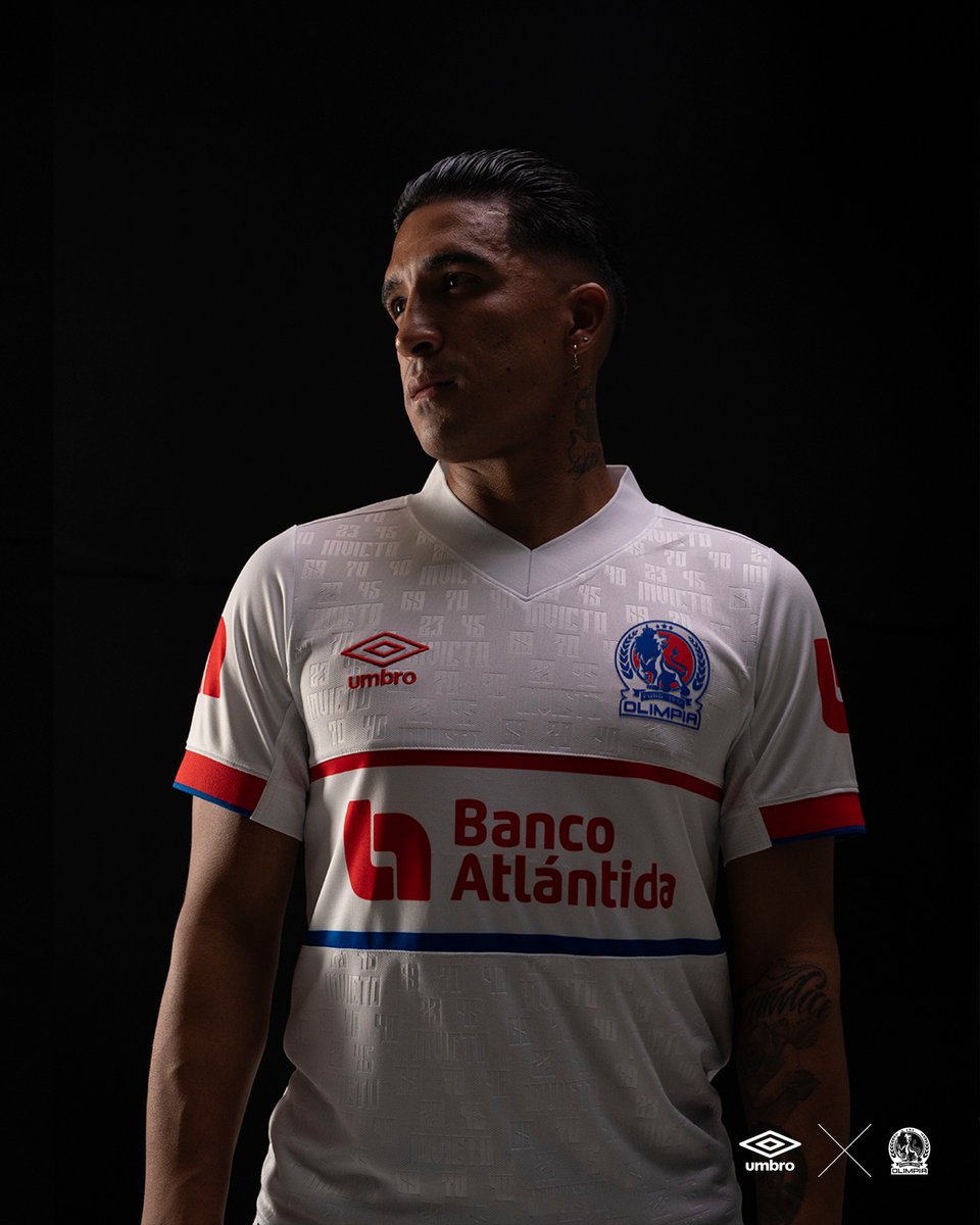 EleteTSC's tweet photo. 🇭🇳🦁 Olimpia de Honduras (@CDOlimpia) presentó sus camisetas @umbro 2025/26.

Titular blanca con detalles rojiazules y detalles que celebran sus títulos invictos. Suplente roja con escudo retro y vivos azules. Tercera negra con detalles inspirados en el valle Olimpia de Grecia. https://t.co/OPjwIg4jKh