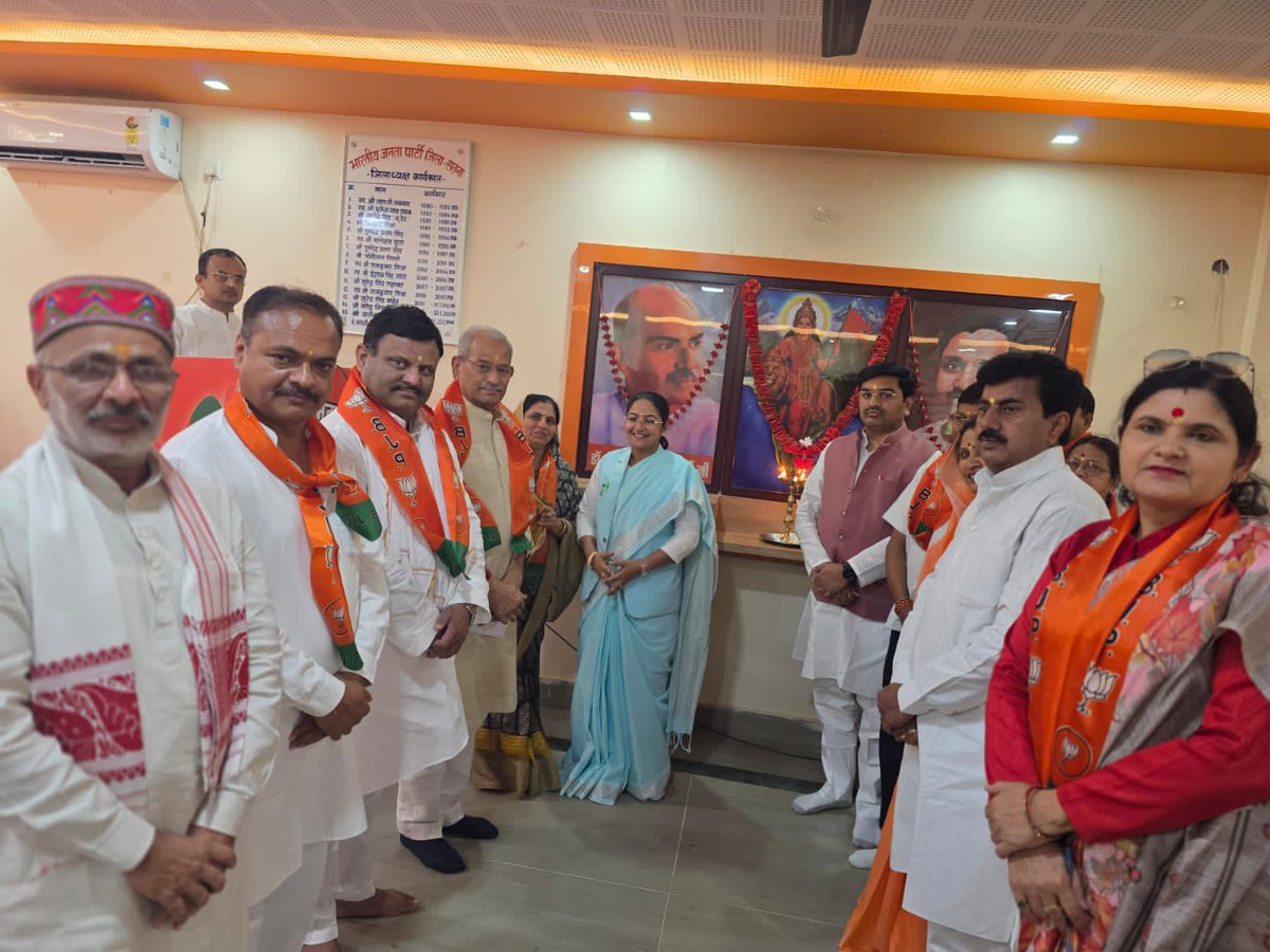 जिला कार्यशाला : 'मोदी सरकार के 11 साल - संकल्प से सिद्धि तक' : 

भाजपा के जिला कार्यालय में आज शीर्ष नेतृत्व के दिशा निर्देश अनुसार 'मोदी सरकार के 11 साल - संकल्प से सिद्धि तक' का आयोजन किया गया।

पार्टी का जिला अध्यक्ष होने के नाते इस कार्यशाला के संपूर्ण विषय से उपस्थित 
1/1