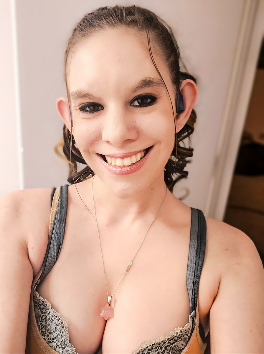 MissWweMania's tweet photo. @playboypoetry Ur a elf pretending to be a witch hun.  💅💜💜💜💜 https://t.co/bNCMNfxvJK