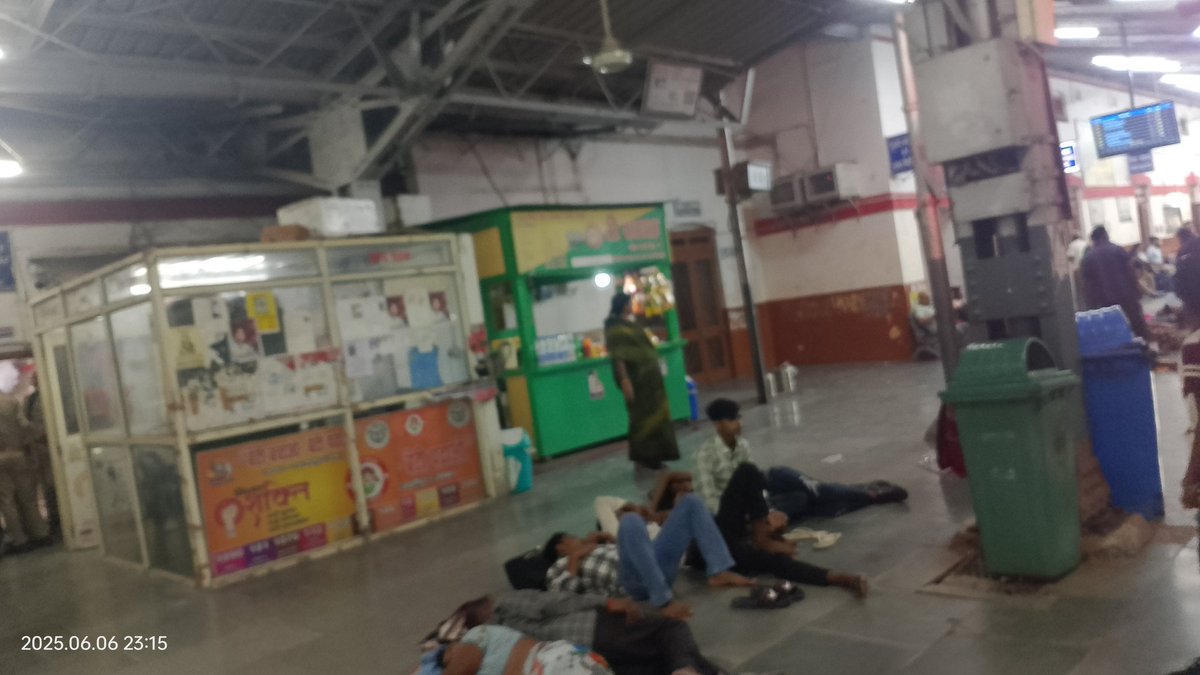 अल्फ़ाज़ (@allahrahul) on Twitter photo <a href="/RailMinIndia/">Ministry of Railways</a> जनपद शाहजहांपुर के प्लेटफार्म नं 1 पर grp चौकी के बगल मे रेल नीर 15 के बजाय20 का खुलेआम बेचा जा रहा है कारण पूछने पर दुकानदार कहता है कि 15 रुपए मे नहीं है लेना है चौकी के बगल में भ्रष्टाचार दुकानदार को डर नहीं है पुलिस कि <a href="/RailwaySeva/">RailwaySeva</a> <a href="/WesternRly/">Western Railway</a> <a href="/Central_Railway/">Central Railway</a> <a href="/RailMinIndia/">Ministry of Railways</a> जनपद शाहजहांपुर के प्लेटफार्म नं 1 पर grp चौकी के बगल मे रेल नीर 15 के बजाय20 का खुलेआम बेचा जा रहा है कारण पूछने पर दुकानदार कहता है कि 15 रुपए मे नहीं है लेना है चौकी के बगल में भ्रष्टाचार दुकानदार को डर नहीं है पुलिस कि <a href="/RailwaySeva/">RailwaySeva</a> <a href="/WesternRly/">Western Railway</a> <a href="/Central_Railway/">Central Railway</a>