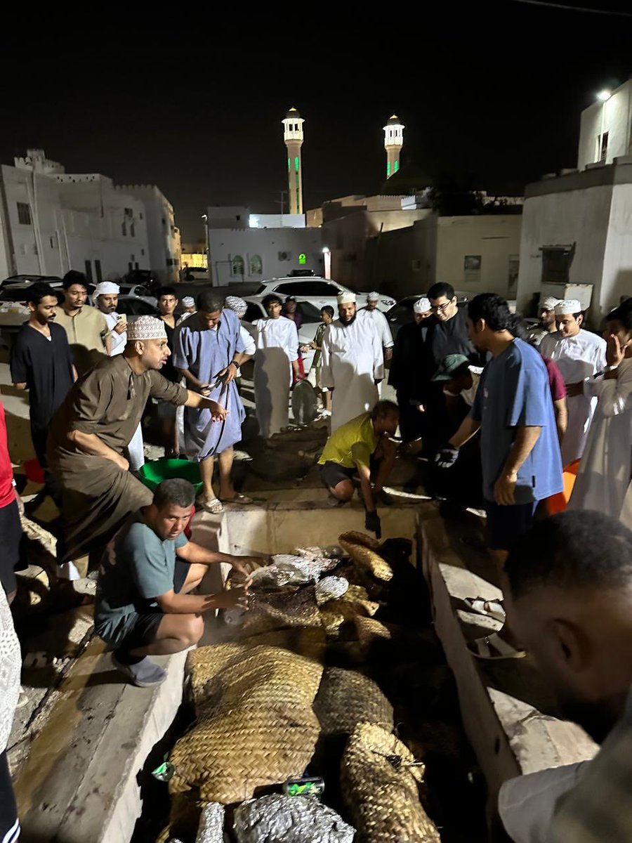 ahsur22's tweet photo. في أجواءعيد الأضحى المبارك،تزيّنت حارة المصفية بفعالية“المضبي”،التي جمعت الأهالي على المحبة والفرح، في واحدة من أبهى العادات المتوارثة.
خالص الشكر والتقدير لكل من ساهم في إحياء هذا المضبي العريق، وعلى رأسهم العم عبدالله العريمي–غفر الله له–سائلين الله أن يجعل ذلك في ميزان حسناته. https://t.co/Zkn5yR6mcO