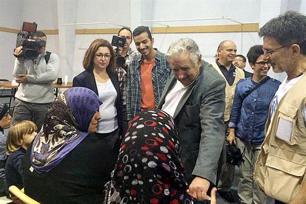 urraburu's tweet image. Otra vez!!!???
instagram.com/p/DKkCbB9T4-l/…

Mi archivo sobre los #sirios que trajeron para la campaña electoral x.com/search?q=from%…

En 2018 volvieron a Siria porque &quot;a pesar de la guerra, allí vivimos mejor&quot;.
elpais.com.uy/informacion/po…