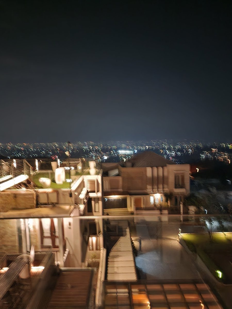 radityavesting's tweet image. Citylight and yap.

A bit blurry but the most important is the person and the late night conversation.

Gn. Hope your longweekend be blessed✨️