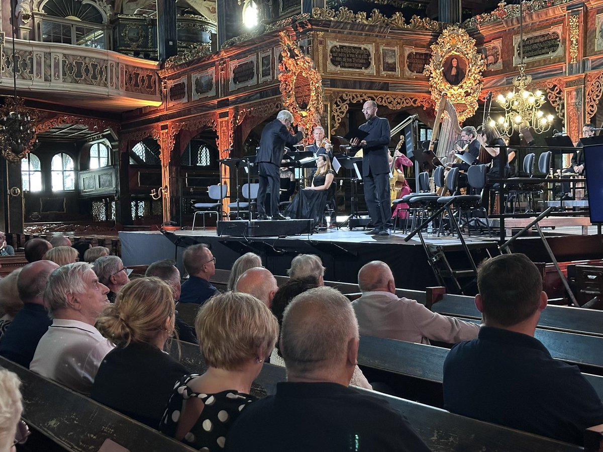bozena_pytel's tweet photo. Czerwiec muzyki pełen magii! 
W Kościele Pokoju w #Świdnica trwa wyjątkowy koncert Wrocław Baroque Ensemble pod dyrekcją Andrzeja Kosendiaka @NFM_Wro 
Zabytkowa, barokowa świątynia idealnie współgra z dźwiękiem historycznych instrumentów, przenosząc słuchaczy w czas baroku. Słuchamy kompozycji Johanna Sebastiana #Bach, Grzegorza Gerwazego Gorczyckiego i Kaspara Förstera juniora, w wykonaniu wybitnych muzyków z Polski i Europy. A już 12 czerwca koncert Tomasza Żółtko, w kolejnych dniach dwa wydarzenia Festiwalu Schlaga. Serdecznie zapraszam do Kościoła Pokoju – miejsca o niezwykłej historii i atmosferze wpisanego na listę #UNESCO 
@Dolny_Slask @PrzystanekD @luteranie_wroc