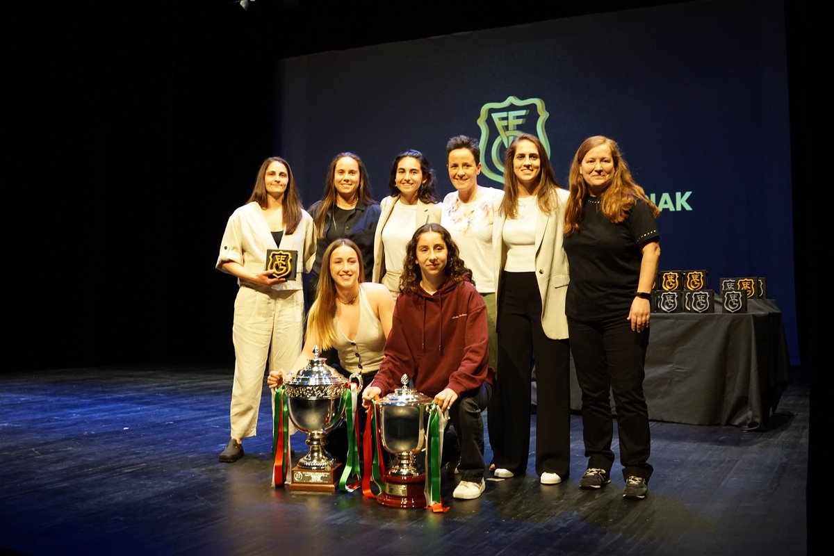 gipuzkoafutbola's tweet photo. 🏆 𝐈𝐕. 𝐆𝐈𝐏𝐔𝐙𝐊𝐎𝐀𝐊𝐎 𝐅𝐔𝐓𝐁𝐎𝐋 𝐒𝐀𝐑𝐈𝐀𝐊

@EFF_FVF -k 𝐤𝐢𝐫𝐨𝐥 𝐥𝐨𝐫𝐩𝐞𝐧𝐚ren saria jaso du, Autonomietako Selekzioen Txapelketan 14 eta 16 urte azpiko selekzioekin historia egin ostean.

#GipuzkoakoFutbolSariak https://t.co/Mpykwu9pYx