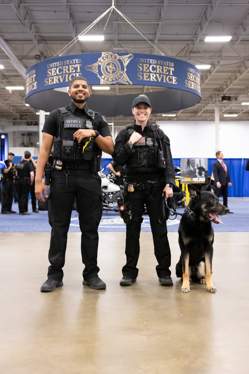 SecretService's tweet photo. During the 2-day DHS Expo, attendees have an opportunity to meet with Secret Service agents and officers from our teams and discuss working for our agency. If you're interested in a law enforcement career, grab your resume--we'll be on-site until 7p today!

#DHSExpo #WeAreHiring https://t.co/FHlwbiGnPG