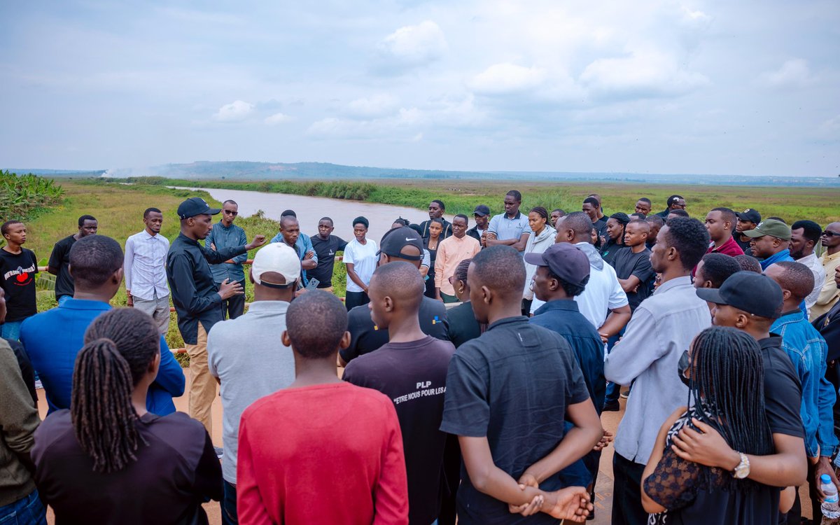 RwandaYouth's tweet photo. Uyu munsi, Abagize inzego z’Inama y’Igihugu y’Urubyiruko bahagarariye abandi baturutse mu Turere twose n'Abafatanyabikorwa, basuye Urwibutso rwa Rukumberi rushyinguyemo 42,500 by'abazize Jenoside yakorewe Abatutsi mu 1994. #Kwibuka31 https://t.co/xKIPyBFXev