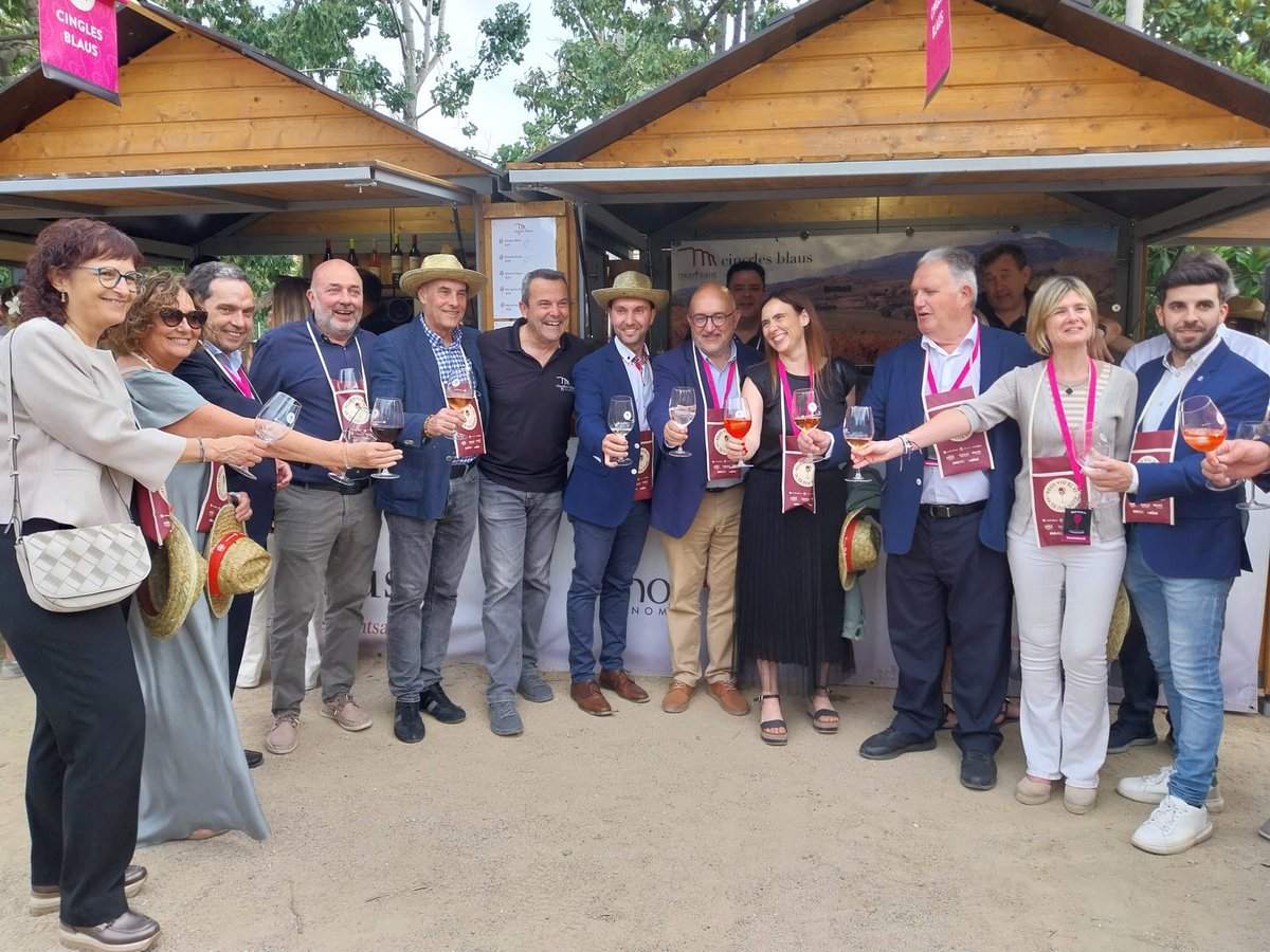 ERCReus (@ercreus) on Twitter photo 🍷 Aquesta tarda de divendres hem assistit a la inauguració de la fira Reus Viu el Vi, que la <a href="/cambrareus/">Cambra de Reus</a> organitza i celebra al parc St. Jordi al llarg del cap de setmana. Gaudiu dels bons vins del territori i de les propostes gastronòmiques que hi trobareu! 🍷 Aquesta tarda de divendres hem assistit a la inauguració de la fira Reus Viu el Vi, que la <a href="/cambrareus/">Cambra de Reus</a> organitza i celebra al parc St. Jordi al llarg del cap de setmana. Gaudiu dels bons vins del territori i de les propostes gastronòmiques que hi trobareu!