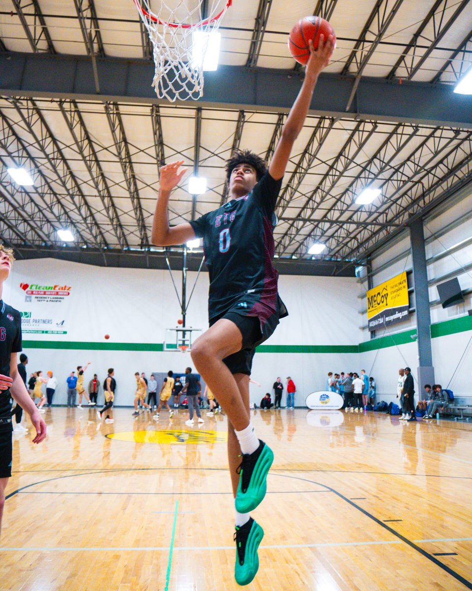 2027 Wing London Dada has been one of the biggest stock risers on the 3SSB circuit and just debuted in the MADE Hoops rankings at #36. Click the link below to check out our recent interview with the ETG Midwest star👀👇

🔗: madehoops.com/made-society/a…