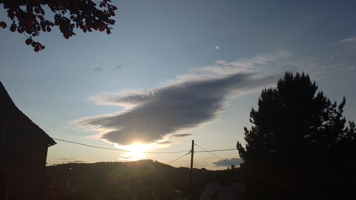 MeteoSynop's tweet image. Po popołudniowej burzy niebo wygląda ciekawie.

Nowa Ruda, 20:00:
🌥️5/8 - Sc cugen (2/8), Ac len, Ci (Cʟ = 4, Cᴍ = 4, Cʜ = 2)
temperatura: 19,4°C
temp. pkt. rosy: 10,1°C
wiatr 240° (WSW), 6 m/s
widzialność: ⩾50 km
ciśnienie względne: 1013,8 hPa⬆️(+1,2 hPa/3h)

@MeteoprognozaPL
