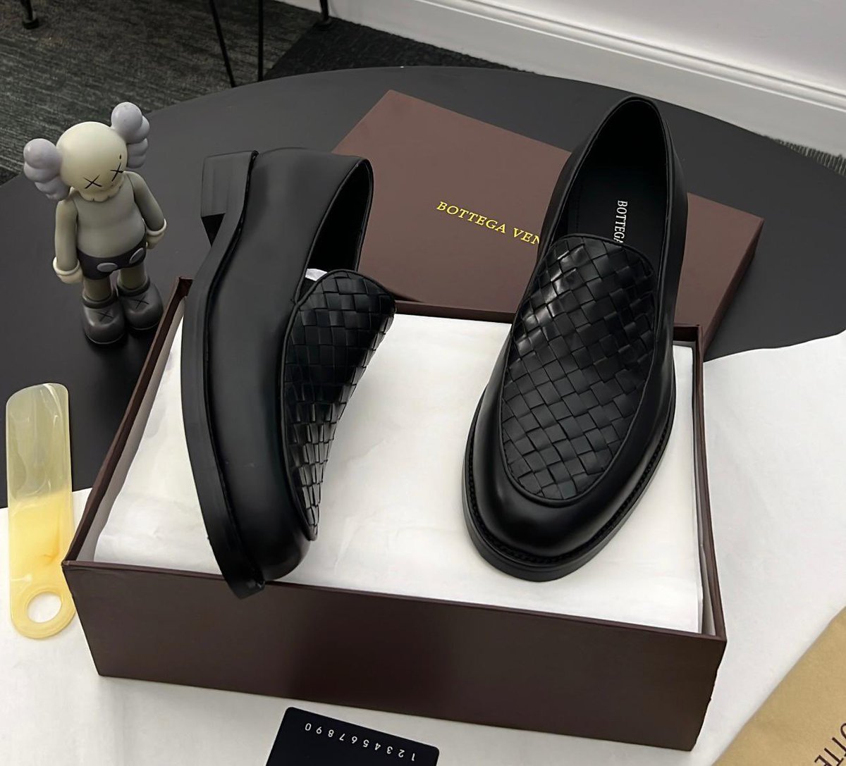 ChiwearsStore's tweet image. *SHARP CUT* … 👌  

*#NotTheRegular* 

BOTTEGA VENNETA - SHOE

Size: 40-46

Comes with complete packaging…