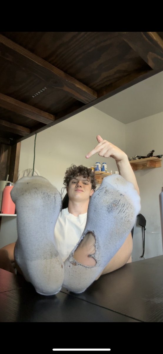 These socks stink so bad which one of you f@gs want them?
#malefeet #findom