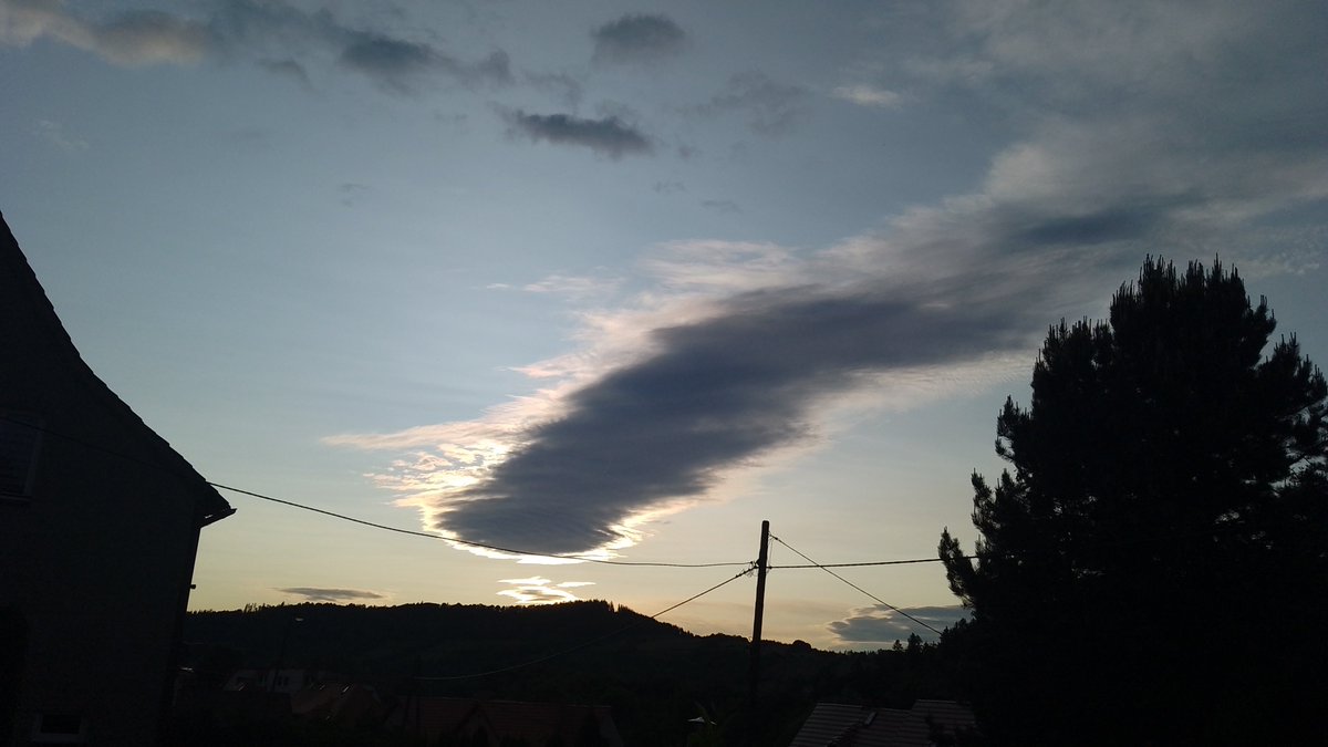 MeteoSynop's tweet image. Po popołudniowej burzy niebo wygląda ciekawie.

Nowa Ruda, 20:00:
🌥️5/8 - Sc cugen (2/8), Ac len, Ci (Cʟ = 4, Cᴍ = 4, Cʜ = 2)
temperatura: 19,4°C
temp. pkt. rosy: 10,1°C
wiatr 240° (WSW), 6 m/s
widzialność: ⩾50 km
ciśnienie względne: 1013,8 hPa⬆️(+1,2 hPa/3h)

@MeteoprognozaPL