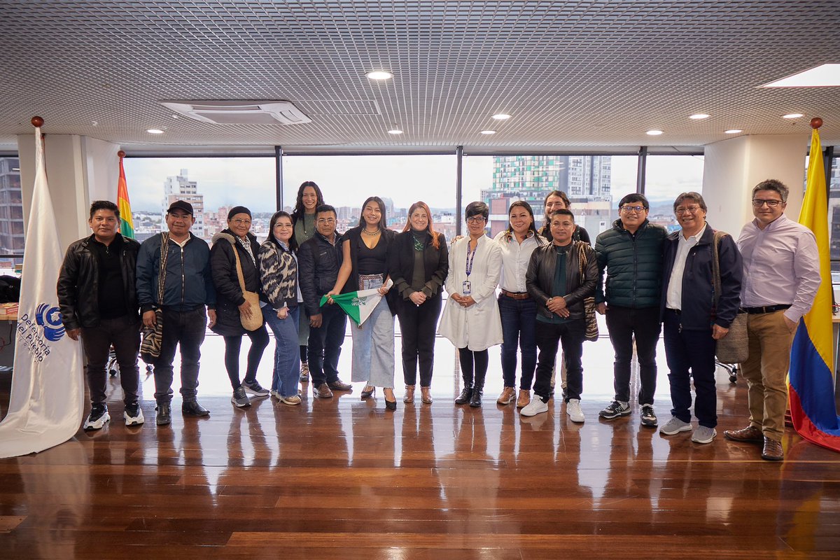 DefensoriaCol's tweet photo. Diálogo por la protección y el fortalecimiento de los derechos de los pueblos indígenas.

La Defensora del Pueblo, @MarnIris, sostuvo un encuentro con la Comisión de Derechos Humanos de los Pueblos Indígenas (CDDHHPPI) para abordar temas fundamentales en la defensa y garantía de los derechos de los grupos étnicos. 

Durante la reunión, se discutieron estrategias para fortalecer el acceso a la justicia y la protección de los territorios ancestrales de los pueblos indígenas, así como el impacto de las políticas públicas en la preservación de su cultura y autonomía. También se reflexionó sobre la necesidad de implementar acciones concretas para garantizar el derecho a la educación, salud y la participación efectiva de los pueblos indígenas en la toma de decisiones que afectan a sus territorios.

Este diálogo reafirma el compromiso de la Defensoría del Pueblo en la promoción de los derechos de los pueblos indígenas, avanzando hacia la justicia étnico-racial por un #BuenFuturoHoy.