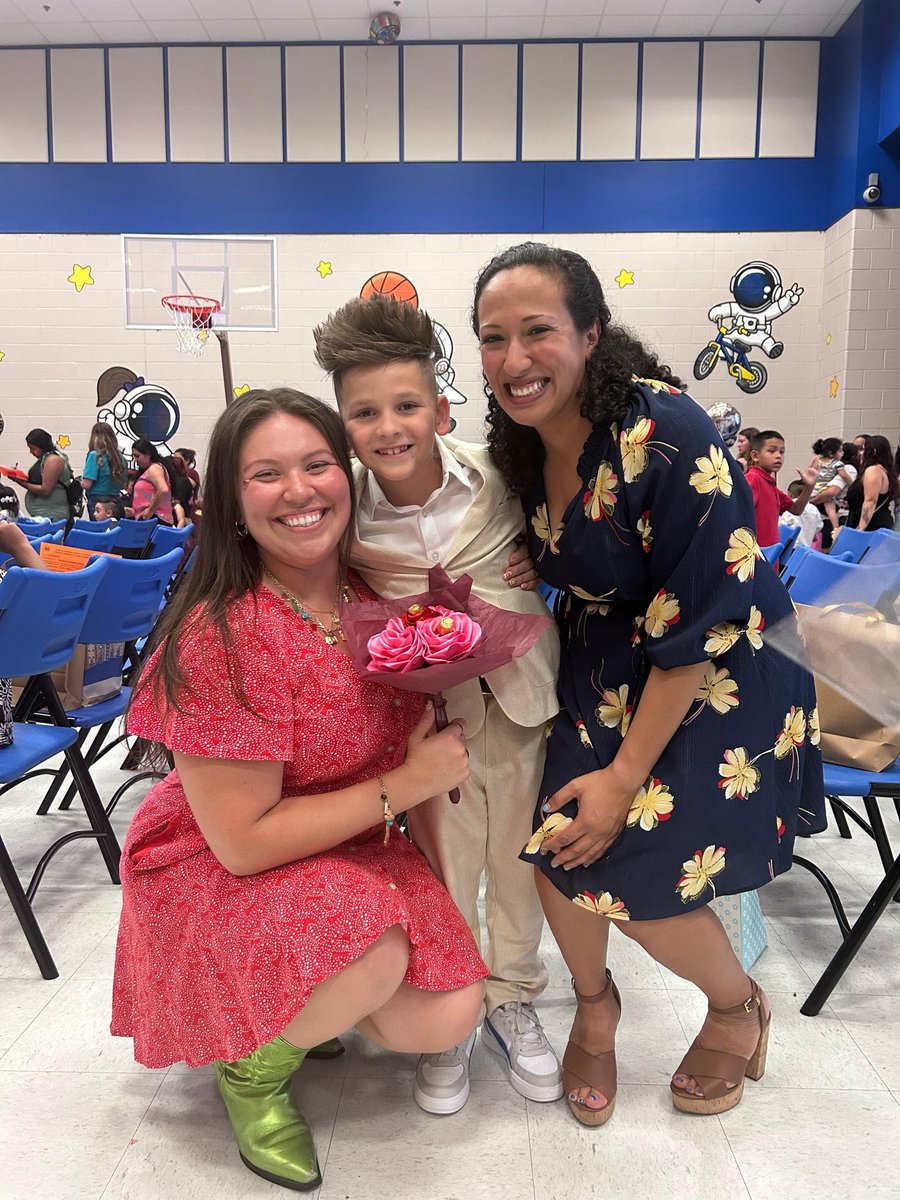 AlyssaCuevas_'s tweet image. the end of an era with the best partner I could’ve ever asked for. Thankful to @hisd_SRE for giving me my best friend #PinkandBlueGroup4L