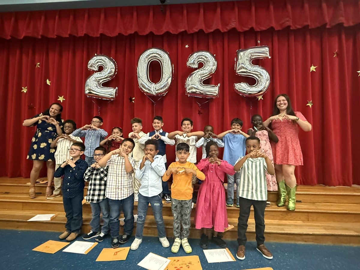 AlyssaCuevas_'s tweet image. the end of an era with the best partner I could’ve ever asked for. Thankful to @hisd_SRE for giving me my best friend #PinkandBlueGroup4L