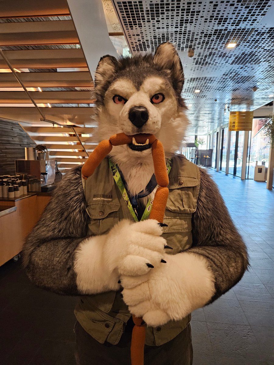 Nomnomnomnom....

#FursuitFriday