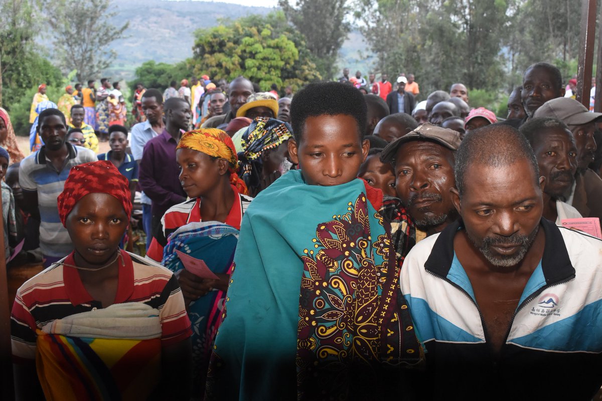 #Burundi: Le gouverneur de <a href="/CankuzoProvince/">Province Cankuzo</a> <a href="/BanyiyezakoB/">Banyiyezako Boniface</a> s'est joint, ce jeudi, à la population au vote dans le cadre des élections legistratives et communales. C'était au bureau électoral de l'ECOFO #Buyongwe 2 en commune élargie de #Gisagara à #Buhumuza.