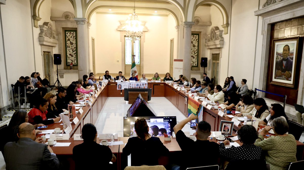 Esta mañana en <a href="/SEGOB_mx/">Gobernación</a> dimos seguimiento a las reuniones con los distintos colectivos de personas buscadoras. La instrucción de la Presidenta <a href="/Claudiashein/">Claudia Sheinbaum Pardo</a> es continuar el diálogo directo para que alcancemos juntos la verdad y la justicia. 🇲🇽 <a href="/arturomedinap/">Arturo Medina</a>