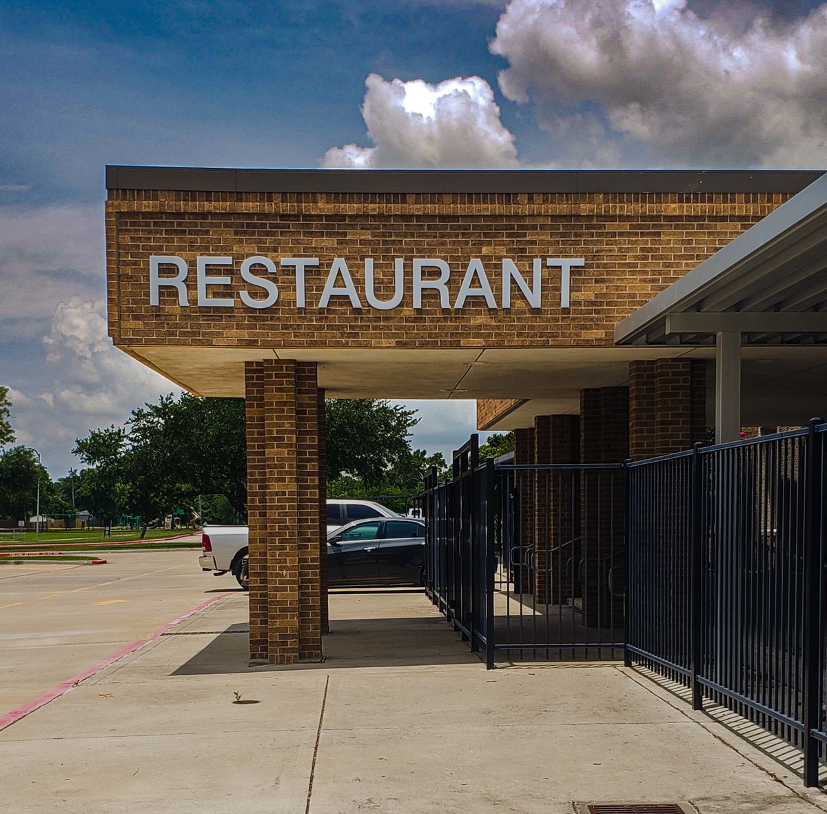 ledpartnershtx's tweet image. Just wrapped up custom signage for Stuart Career Tech HS in @GCCISD  From sword “T”s in the Titan Table logo to bold black directional signs, every piece reflects the school’s identity and ensures clear guidance across campus. #TitanTable #GooseCreekCISD #LEDPartners