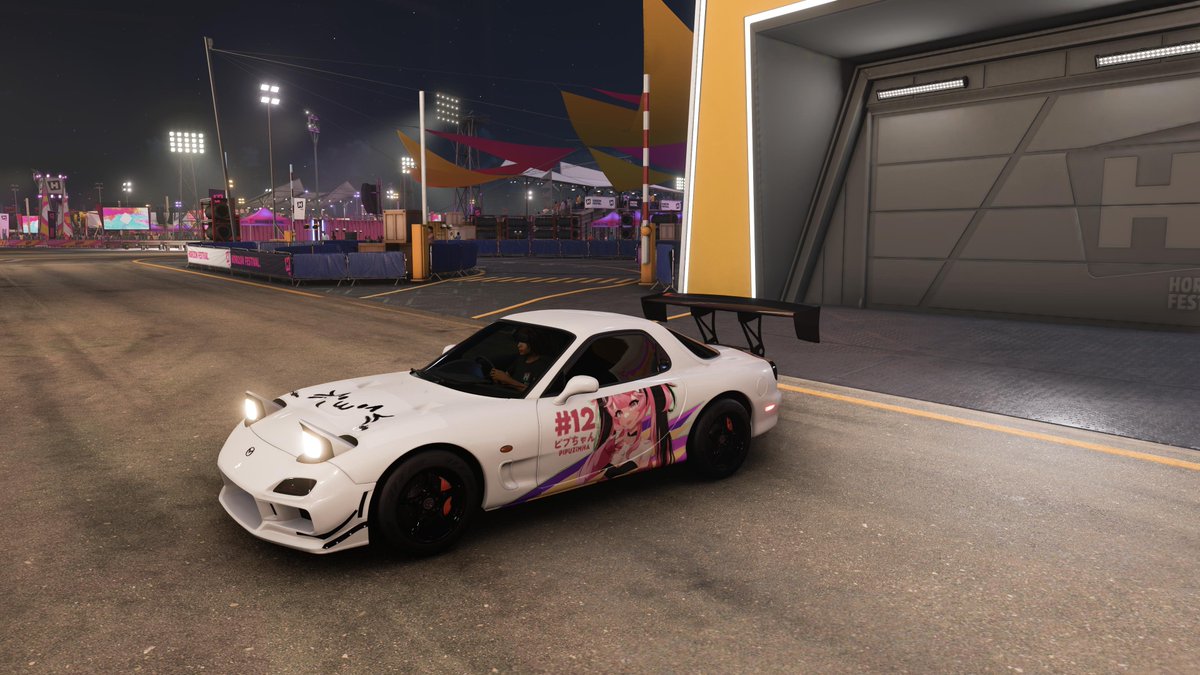 Gawramnesia's tweet image. It’s hard to choose between my 2 favorite vtubers @Pipuzinha @IzumihMomo , for some reason I crash this car a lot.