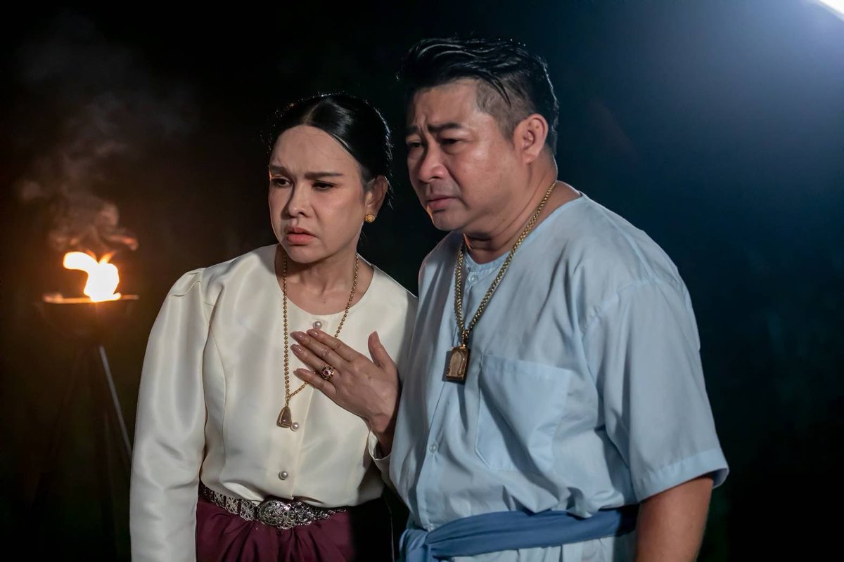 TheBLXpress's tweet photo. #LoyKaewFirstLoveEp4...Loy really needs to give up on his wish washy attitude. The way he stood like a statue when Whan confessed her feelings for him &amp; her parents accepted their relationship, it was disrespectful to Kaew, no wonder he exploded in anger 🤦‍♀️🤦‍♀️
#ลอยแก้วEP4 https://t.co/ZrxWQAZHms