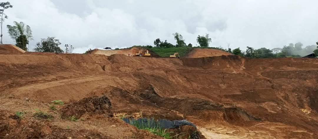 La minería es un CRÍMEN por dónde lo quieran ver. 

En el proyecto el Domo en Bolivar los ganadores son las canadienses Silvercorp y Adventus y el Grupo Nobis. Mientras comunidades campesinas y recintos se quedan sin ríos y tierras contaminadas. 

533 años y el saqueo no para🤮