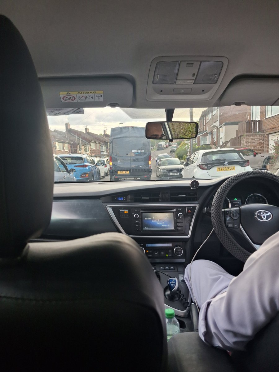 leannerains's tweet photo. @AmazonUK I get the man is trying to get a wage and do his  job could you ask them not to park in the middle of the road!  On a small street xx https://t.co/GC6CqKYEmk