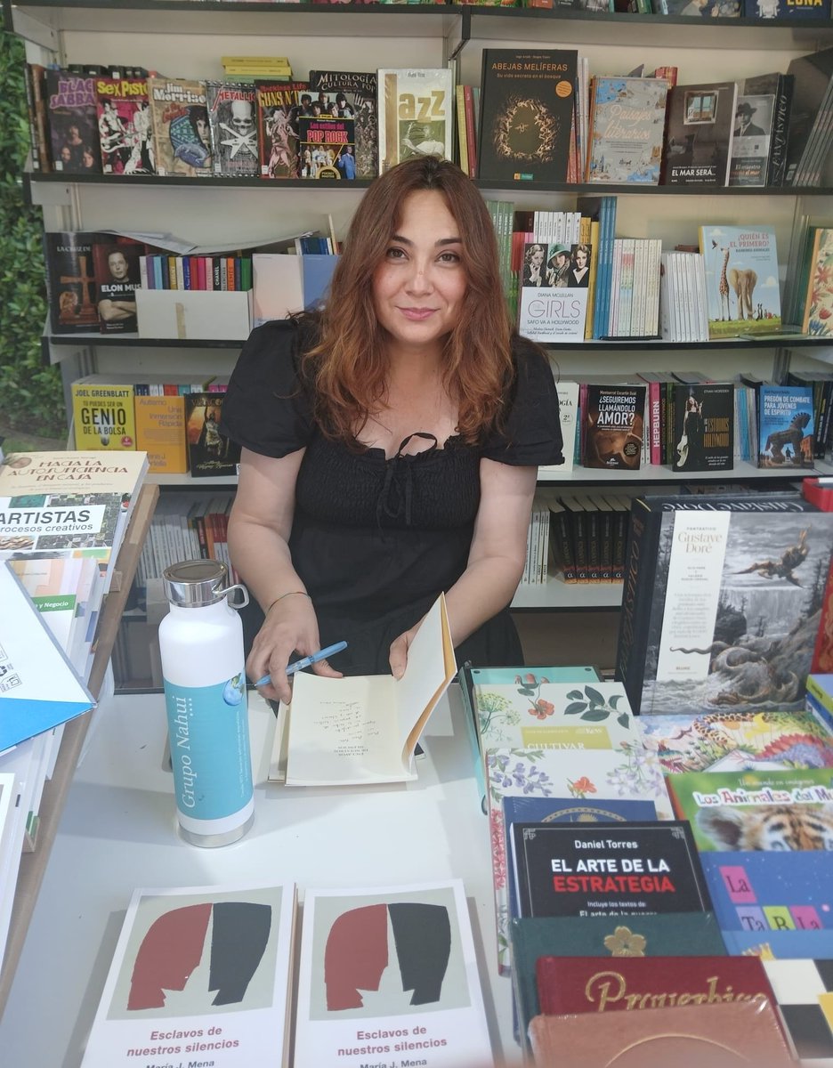 Un año más firmando en la <a href="/FLMadrid/">Feria del Libro de Madrid</a>. En esta ocasión ha sido Esclavos de nuestros silencios (<a href="/Improntaeditora/">Editorial Impronta</a>), galardonado por <a href="/libreriasmadrid/">Librerías de Madrid</a> con el premio Libro del Año (poesía).
Gracias a quienes hasta allí se acercaron y a Distrifer por acogerme en su caseta 17.