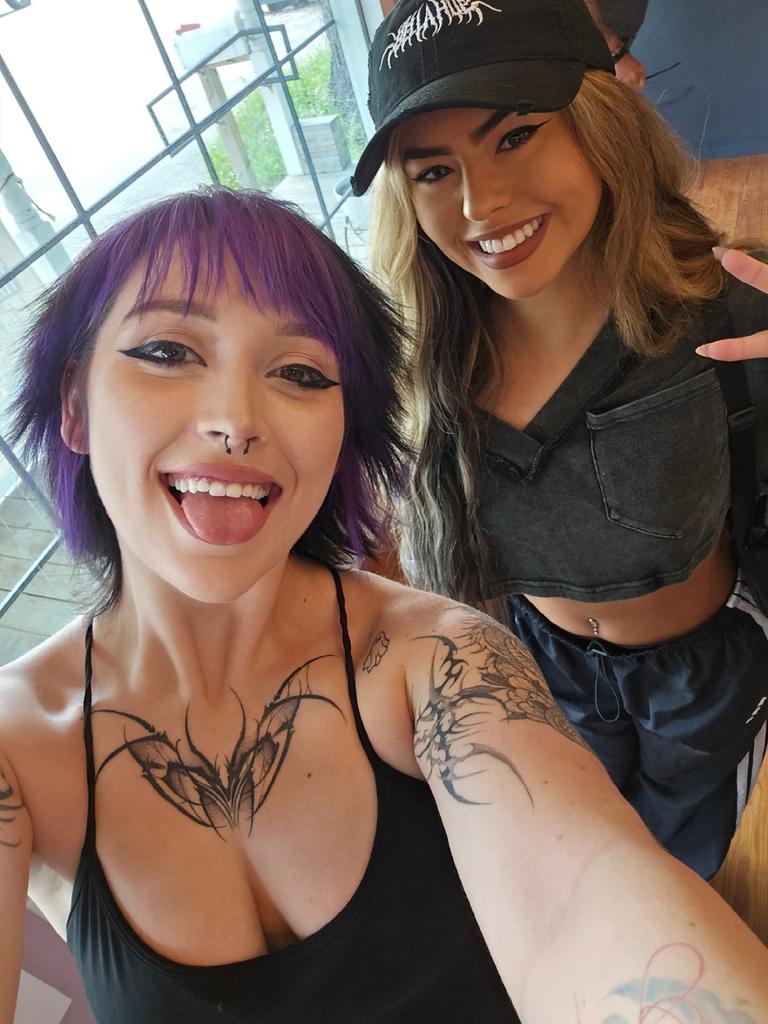 Hanging out with a REAL DJ!! <a href="/ItsBellaHue/">Bella Hue 🖤</a> 

Twitch.tv/queenmanda 
Kick.com/queenmanda