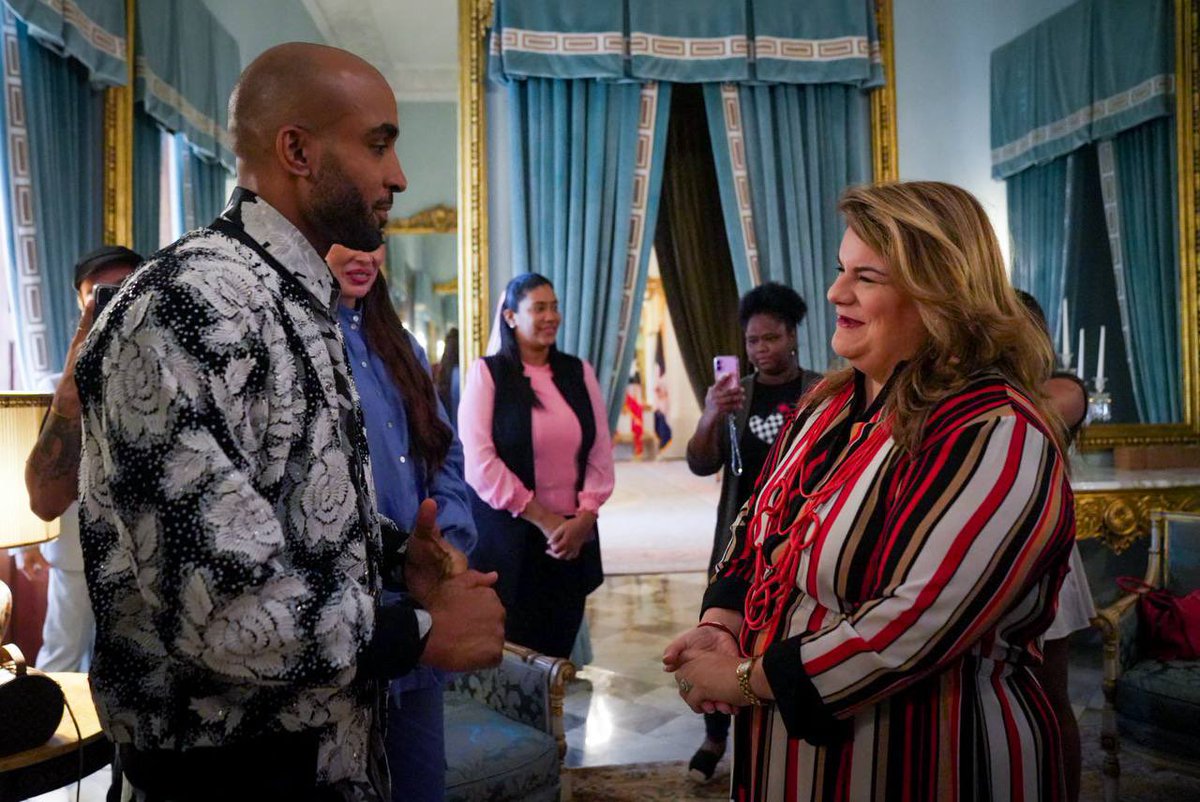 Jenniffer's tweet photo. Qué alegría recibir hoy en La Fortaleza a Caramelo y poder felicitarlo personalmente por su gran triunfo en La Casa de los Famosos All Star. ¡Puerto Rico celebra contigo con orgullo y cariño!

Gracias por tu mensaje tan especial la noche de tu victoria. Tu historia de superación y perseverancia es un ejemplo para todos. Eres reflejo de autenticidad, esfuerzo y amor por nuestra gente.

Las hermanas islas de República Dominicana y Puerto Rico te reciben con los brazos abiertos. 🇩🇴🇵🇷 #LCDLFAllStars #CarameloGanador