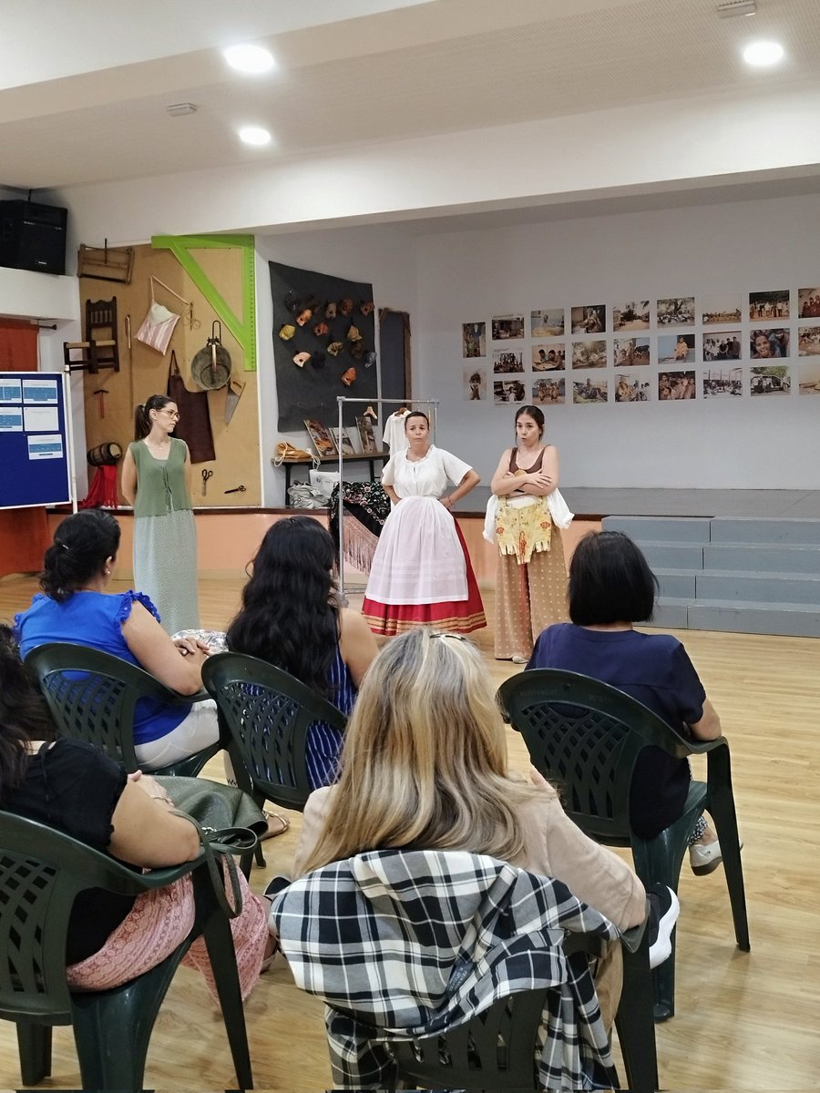 Hui parlem sobre la importància de la indumentària tradicional valenciana com a element clau del nostre patrimoni cultural.

Cuidar-la i conservar-la no sols ens permet mantenir viva la nostra tradició, sinó que també ens ajuda a transmetre-la a les futures generacions.