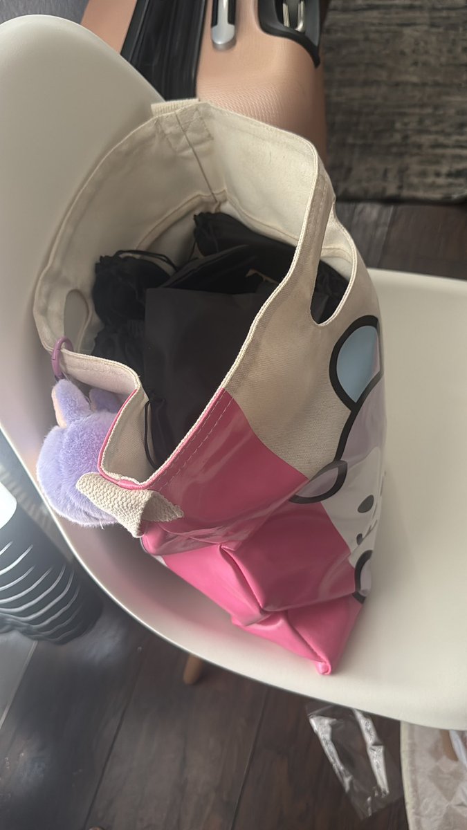 atinyphan's tweet image. Arlington stays!!! I will have these red heart sunglasses freebies today for day 1! It’ll be in a mang unmasked bag with a purple labubu head :) please come see me to trade or not to trade I’m good either way! Only 100 #StrayKids #stay #dominATE_ARLINGTON