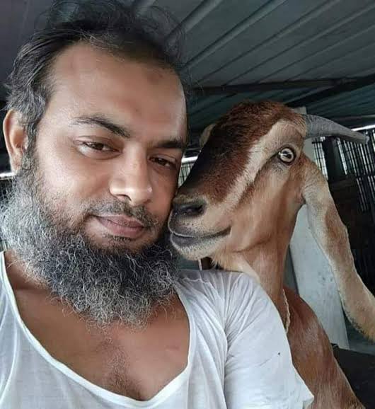 WhtisTheNewz's tweet photo. @azizkavish #AllEyesOnGoat
#SaveGoat
Ye Goat ke Husband hai 🤣 https://t.co/vatJpzysTF