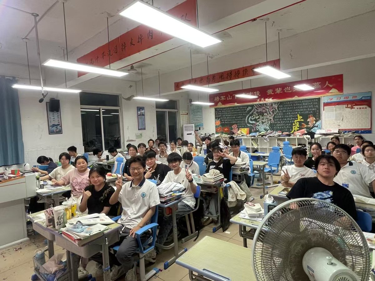 dandan46787's tweet photo. 祝我的学生们高考加油！老师的黑逼和黑屁眼也祝福 https://t.co/I4JIzOymUw
