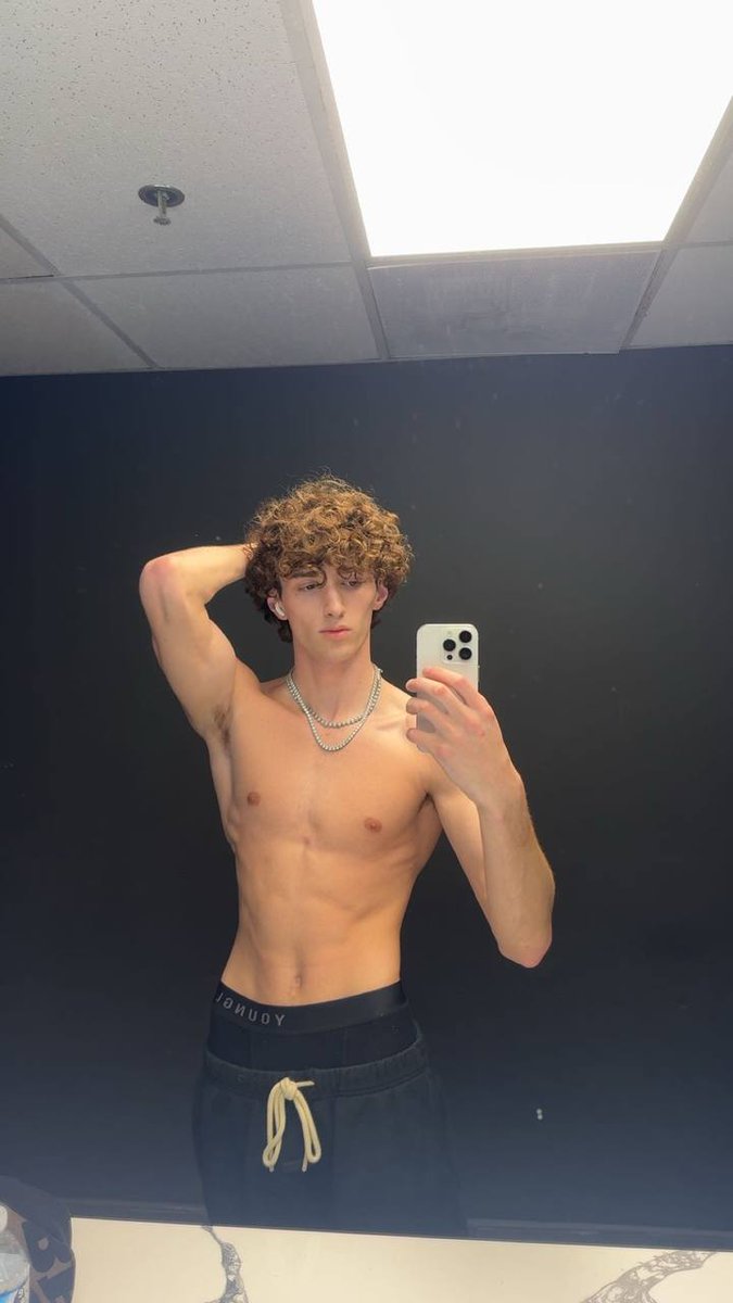 I trained these abs to make mouths water and subs beg.
RT if you’d lick every line.😈